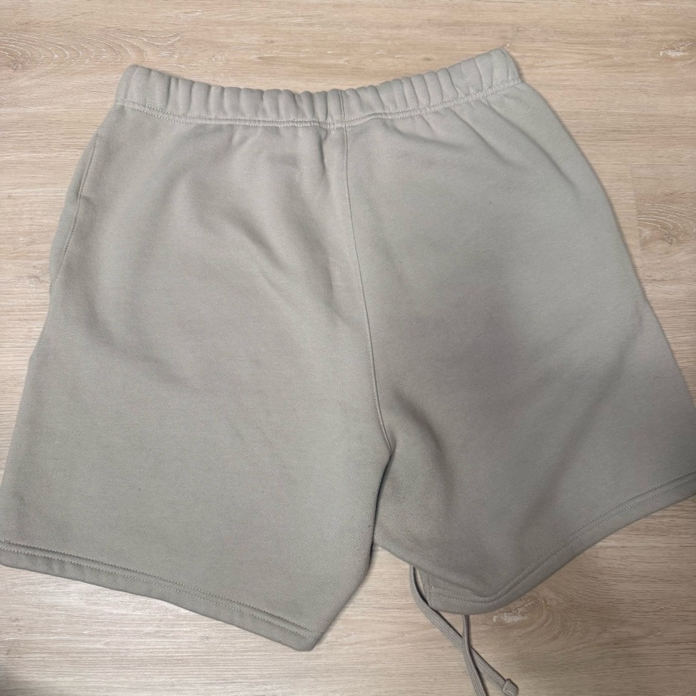 ❌SOLD❌ Fear of God Essentials Taupe Athletic Fleece Shorts size Small - Picture 3 of 3